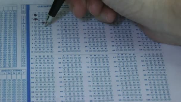 Studente che compila le risposte a un test con una penna
. - Filmati, video