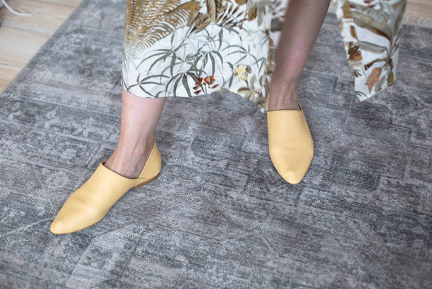 sapatos amarelos para mulheres de pé e isolados em uma sala em um estilo de vida, confortáveis sapatos casuais elegantes sem saltos saudável, cor brilhante e tendência
 - Foto, Imagem
