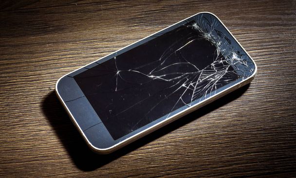 Ρωγμές στο γυαλί του κινητού. Σπασμένο smartphone. Επισκευή κινητού τηλεφώνου - Φωτογραφία, εικόνα
