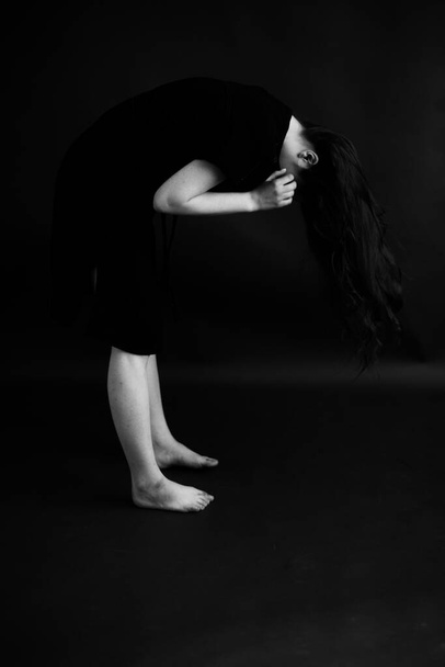 Details of body of beautiful girl, fashion and art, authentic black and white photo shoot, candid portrait of girl, movement and dance - Valokuva, kuva