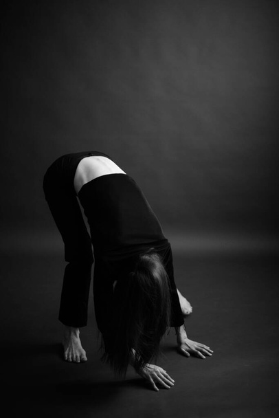 Details of body of beautiful girl, fashion and art, authentic black and white photo shoot, candid portrait of girl, movement and dance - Photo, image