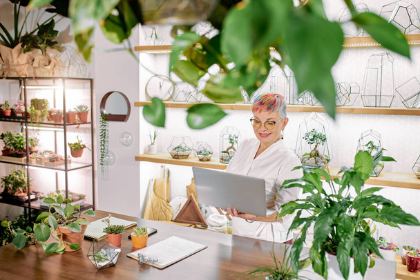 Top view on working flower shop owner - Valokuva, kuva