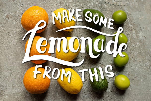 flache Lage mit bunten Orangen, Avocado, Limetten und Zitronen auf grauer Betonoberfläche, aus dieser Abbildung etwas Limonade herstellen - Foto, Bild