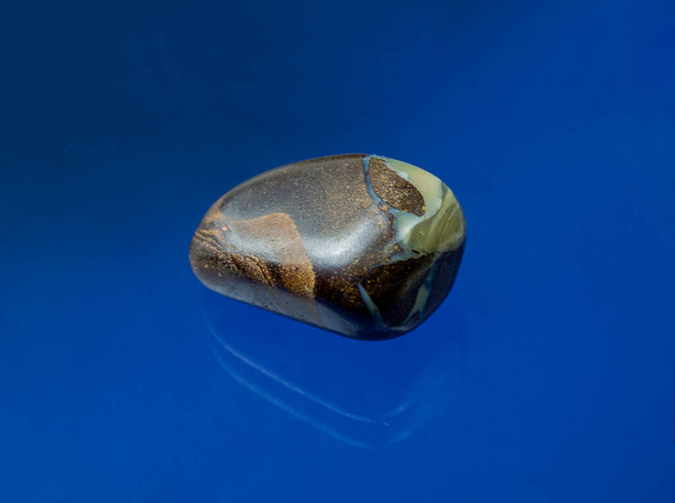 Opala de pedra australiana lixada para melhorar o brilho da opala
 - Foto, Imagem