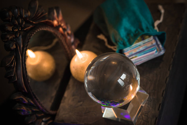 魔法のクリスタルボール占い師、愛を伝える、密教の概念、ろうそくと神秘的なシーン、テーブルの上にタロットカード - 写真・画像