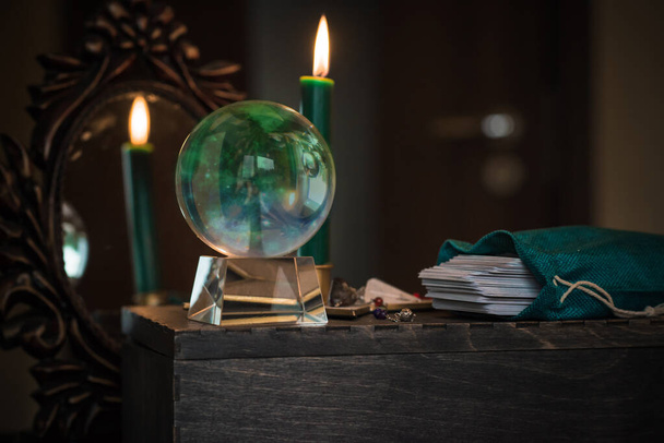 魔法のクリスタルボール占い師、愛を伝える、密教の概念、ろうそくと神秘的なシーン、テーブルの上にタロットカード - 写真・画像