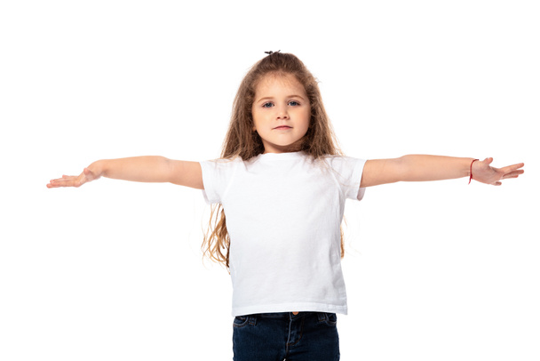 schattig kind in wit t-shirt staan met uitgestrekte handen geïsoleerd op wit  - Foto, afbeelding