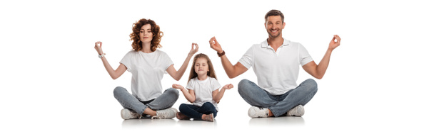 cultivo horizontal de familia feliz sentado en postura de yoga sobre blanco
  - Foto, Imagen