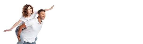 заголовок веб-сайту веселого чоловіка, кучерява дружина з розтягнутими руками ізольовані на білому
  - Фото, зображення