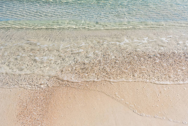Kumsal ve deniz arka planı, kum ve baloncuk, dalga. Kumlu sahilde yumuşak bir dalga. Arkaplan. - Fotoğraf, Görsel