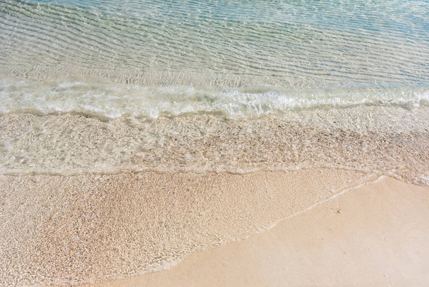 Spiaggia e fondale marino, sabbia e bolle, onda. Morbida onda sulla spiaggia sabbiosa. Contesto. - Foto, immagini