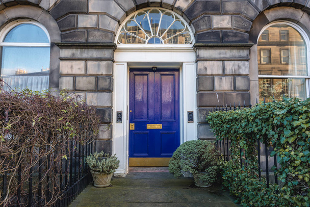 Blauwe deur van een slang in West End gebied van Edinburgh stad, Schotland, Verenigd Koninkrijk - Foto, afbeelding