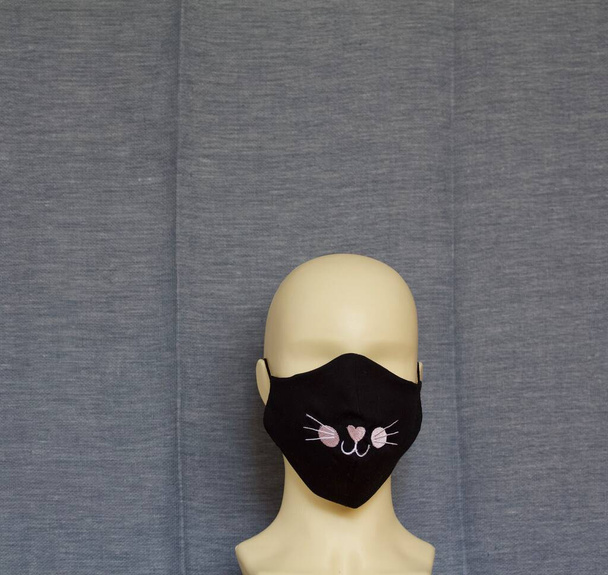 Herbruikbaar beschermend masker. Etalagepop in een beschermend masker. mannequin hoofd - Foto, afbeelding