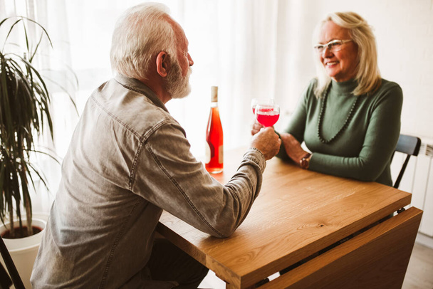 Seniorenpaar zu Hause trinkt Rotwein - Foto, Bild