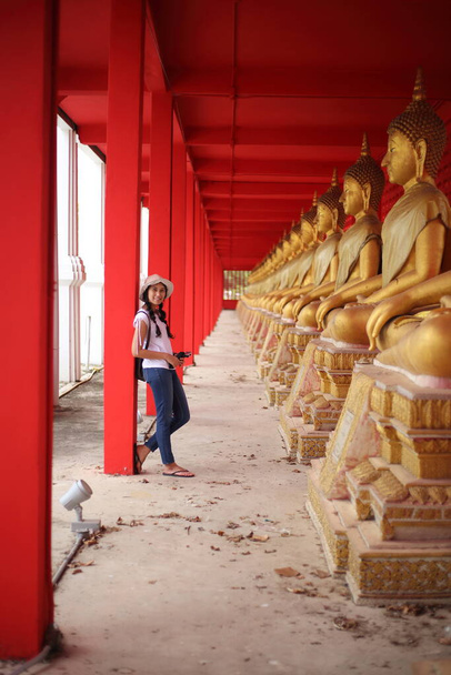 Femme debout à la ligne de statue de Bouddha à Wat Tha Sung, Uthai Thani, Thaïlande. - Photo, image