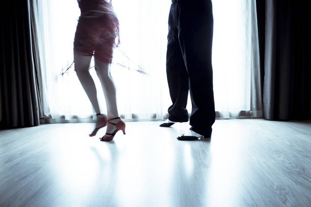 Πόδια αρσενικών και θηλυκών χορευτών λάτιν σάλσα. Προχώρα.. - Φωτογραφία, εικόνα