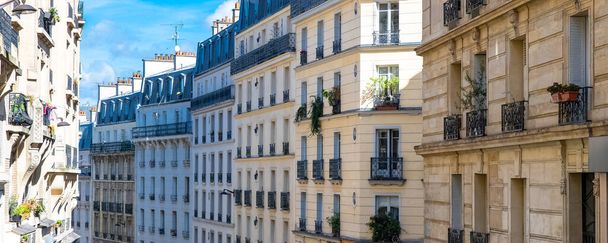 Paris, tipik cepheler ve caddeler, Montmartre yakınlarında güzel binalar - Fotoğraf, Görsel