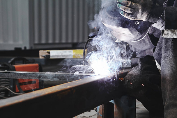Portrait of worker in protective mask welds metal. - Foto, Bild