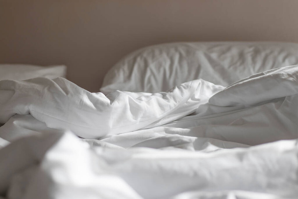 Weiße Matratze am Morgen mit dem Licht lag auf dem Bett. - Foto, Bild