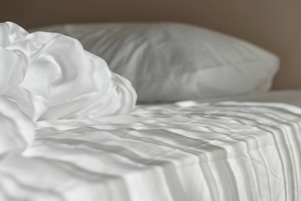 Λευκό στρώμα το πρωί με το φως απλωμένο στο κρεβάτι. - Φωτογραφία, εικόνα