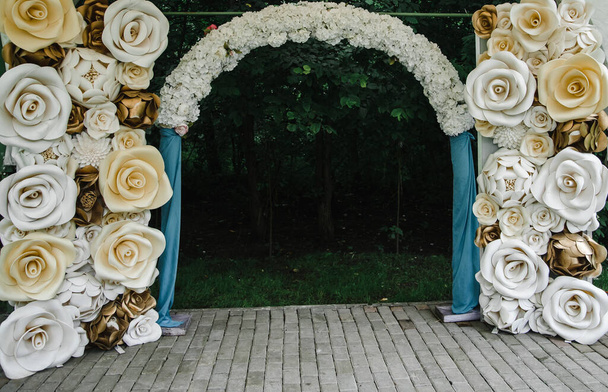 ホワイトイエローとゴールドの大きなバラから新婚夫婦の結婚式の登録のための結婚式のアーチ。装飾品 - 写真・画像