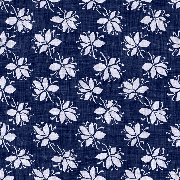 Naadloze bloemige textuur. Indigo blauw geweven boro katoen geverfd effect achtergrond. Japanse herhaal batik patroon staal. Blok print noodlottige bloem kleurstof damast. Aziatisch over heel textiel. Bedrukte weefsels - Foto, afbeelding
