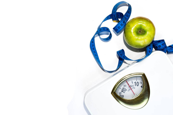 Ζυγός, πράσινο μήλο, απομονωμένο, λευκό, απώλεια βάρους, σωστή διατροφή, υγεία - Φωτογραφία, εικόνα
