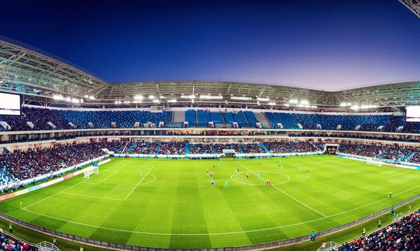 Stadion piłkarski, błyszczące światła, widok z pola. Koncepcja piłki nożnej - Zdjęcie, obraz