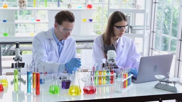 los científicos que trabajan en el laboratorio
 - Imágenes, Vídeo