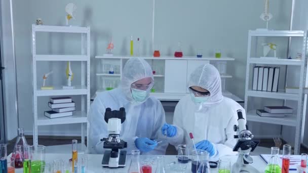 de wetenschappers die in het laboratorium werken - Video