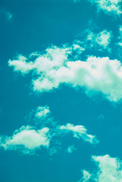 Nagy felhők a gyönyörű kék égen nyáron - Fotó, kép