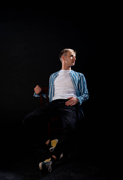 Portrait d'un beau jeune homme posant dans un style moderne top - Photo, image