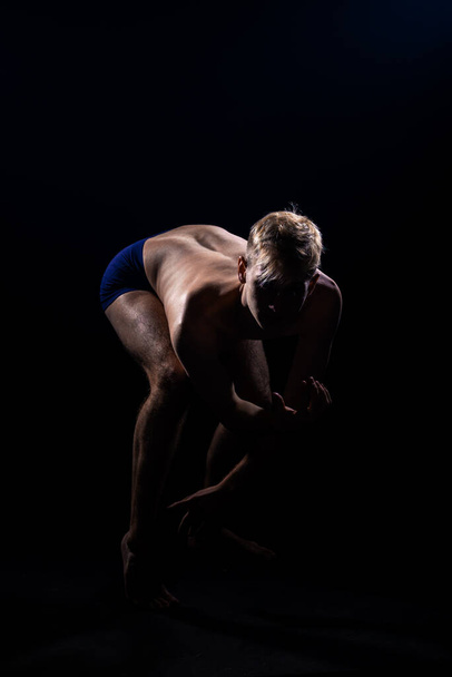 Atraktivní flexibilní chlap praktikující moderní styl tance představuje - Fotografie, Obrázek