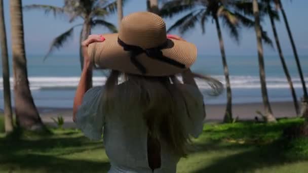 Romantyczna młoda dziewczyna biegnie w stronę oceanu - Materiał filmowy, wideo