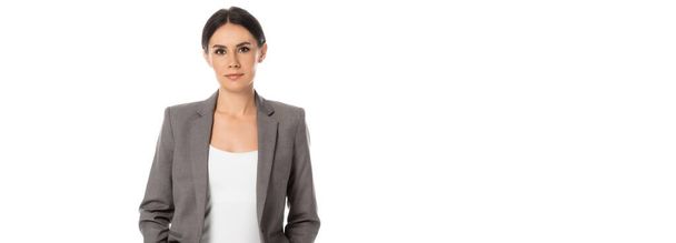 panoramisch schot van aantrekkelijke zakenvrouw staan geïsoleerd op wit  - Foto, afbeelding