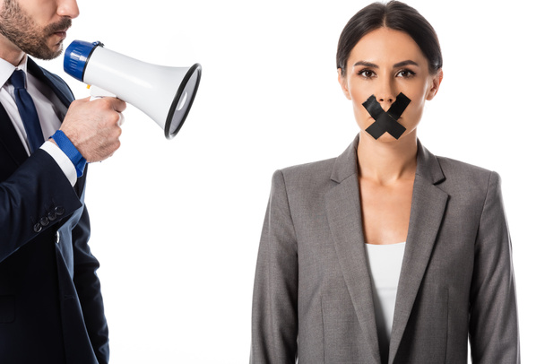 brodatego biznesmena trzymającego megafon blisko bizneswoman z taśmą klejącą na ustach odizolowany od białej koncepcji nierówności płci  - Zdjęcie, obraz