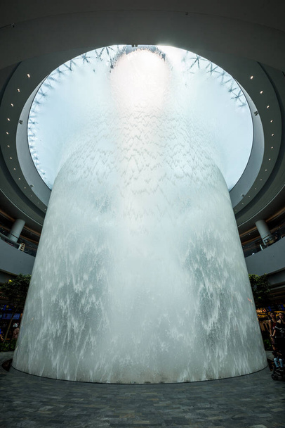 Singapore-30 ago 2019: Jewel Changi Airport è un nuovo edificio terminale sotto una cupola di vetro, con cascata interna e foresta tropicale, centri commerciali e ristoranti, a Singapore - Foto, immagini