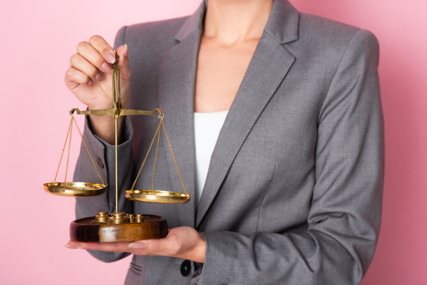 abgeschnittene Ansicht einer Geschäftsfrau, die Waagen auf rosa hält, Geschlechtergleichstellungskonzept  - Foto, Bild