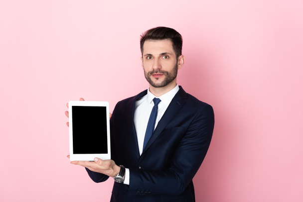 όμορφος επιχειρηματίας κρατώντας ψηφιακό tablet με λευκή οθόνη σε ροζ  - Φωτογραφία, εικόνα