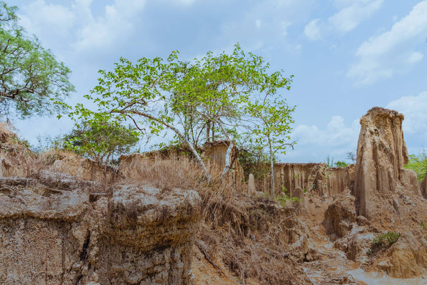 Красивый пейзаж воды течет через землю имеют эрозию и коллапс почвы в естественный слой в Pong Yub, Ratchaburi, Таиланд - Фото, изображение