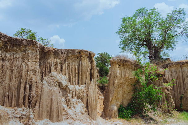 Krásná scenérie vody protéká zemí mají erozi a kolaps půdy do přírodní vrstvy v Pong Yub, Ratchaburi, Thajsko - Fotografie, Obrázek