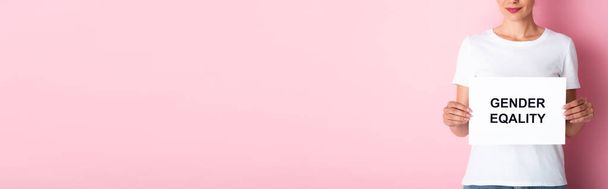 panoraama sato nainen valkoinen t-paita tilalla kyltti sukupuolten tasa kirjoitus vaaleanpunainen  - Valokuva, kuva