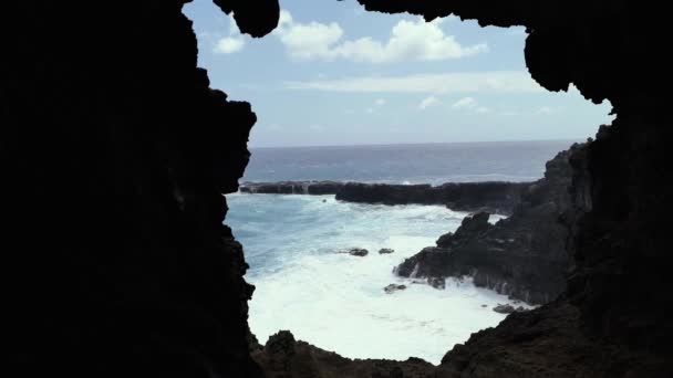 Ana Kakenga Cave op Rapa Nui, Paaseiland (Isla de Pascua), Chili. Slow Motion Schot.  - Video