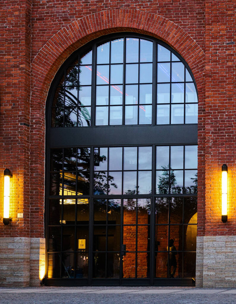 Tégla építészet európai stílusban egy nagy loft stílusú ablak és világítás - Fotó, kép