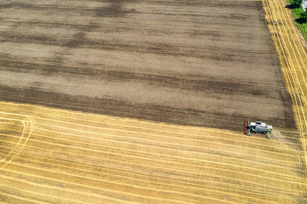 Antenni näkymä drone yhdistää harvesteri työskentelee vehnäpellolla.  - Valokuva, kuva