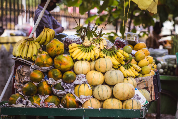 Gelbe Früchte Bananen, Melonen, Papaya und Mangos werden auf Straßenmärkten in Indien verkauft - Foto, Bild