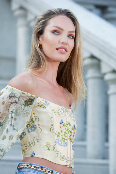 VENISE, ITALIE - 27 AOÛT : La mannequin Candice Swanepoel pose pour les photographes lors du 76e Festival de Venise, le 27 août 2019 à Venise, Italie. - Photo, image