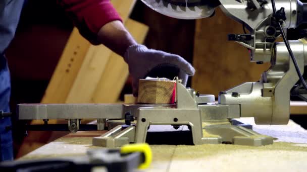 Carpintero macho corta el extremo de la viga de madera usando sierra circular con láser
 - Imágenes, Vídeo