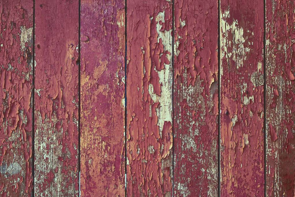 Textuur van een oud hek geschilderd met rode verf. De verf schilde af.. - Foto, afbeelding