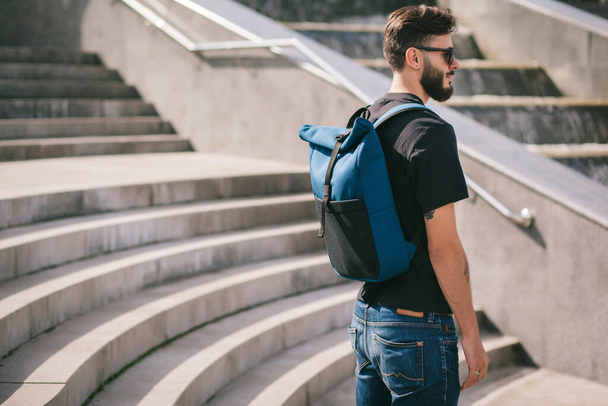 Mann mit Sonnenbrille Modell Backpacker reisen Sommerurlaub in der Stadt. - Foto, Bild